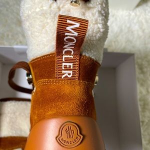 ✨BRAND NEW✨
Moncler Insolux suede and shearling snow boots
Size: EU 35.5